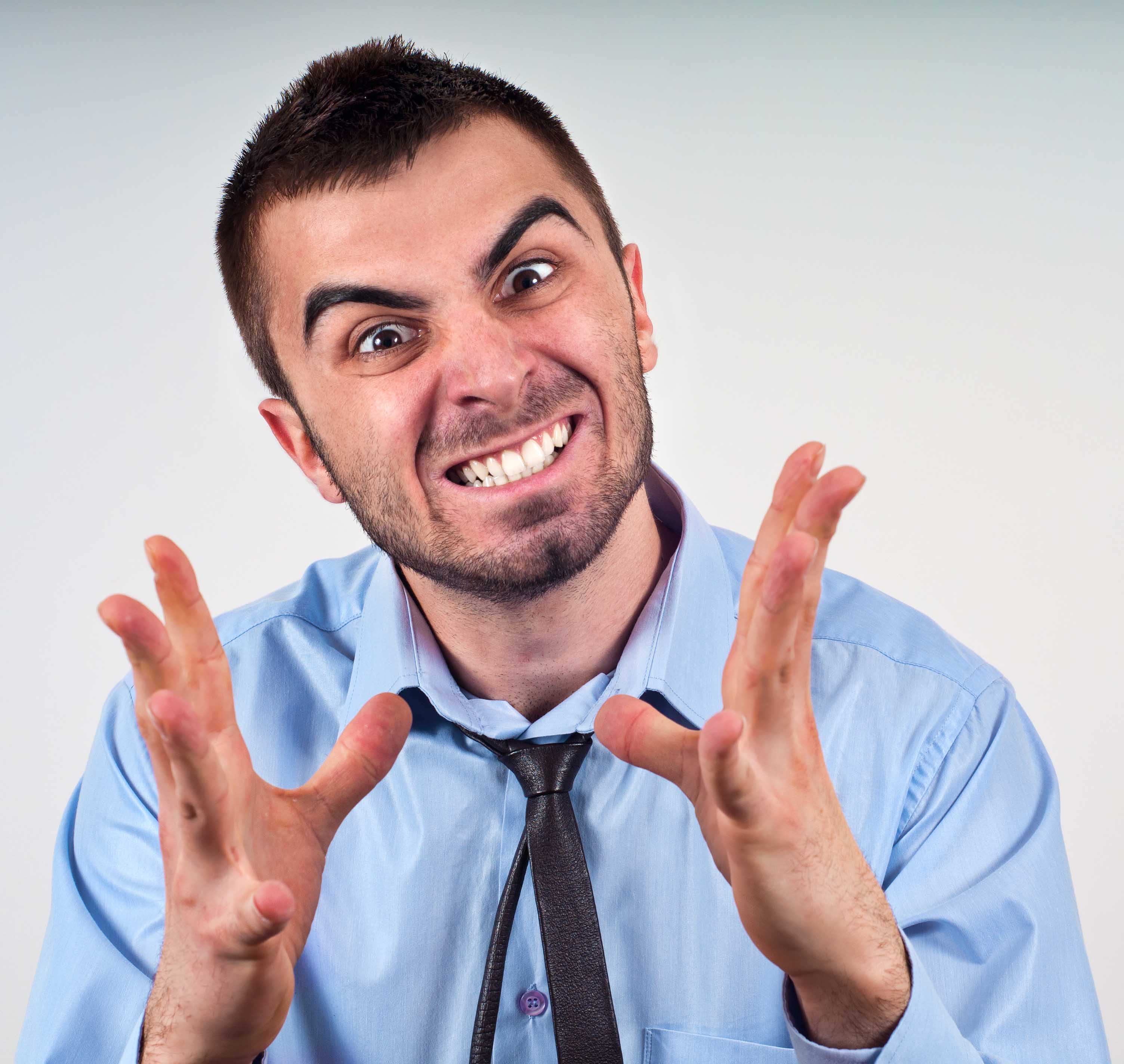 Чел непонимающе смотрит. Человек возмущается. Недовольный парень. Людей возмущает и. Мужчина возмущается.